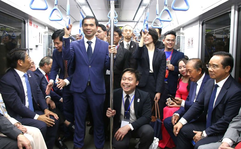 Chairman of Ho Chi Minh City People's Committee Nguyen Van Duoc (right cover) and delegates take Metro Line 1. Photo: Anh Tu