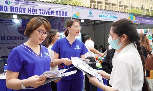 Sinh viên tham dự Ngày hội việc làm do Trường Đại học Sư phạm Hà Nội tổ chức. Ảnh: Minh Hà