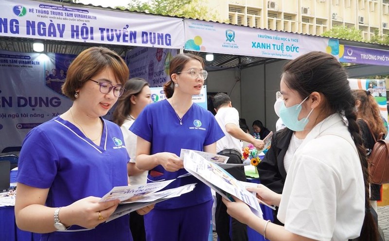 Students attending the Job Fair organized by Hanoi National University of Education. Photo: Minh Ha