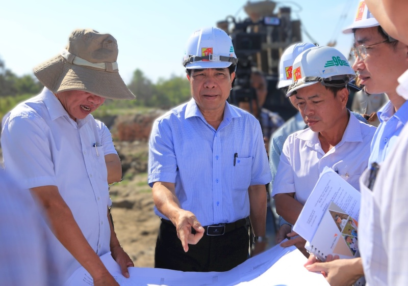 Chairman of the Quang Nam Provincial People's Committee Le Van Dung inspected key projects in the area. Photo: Truong An