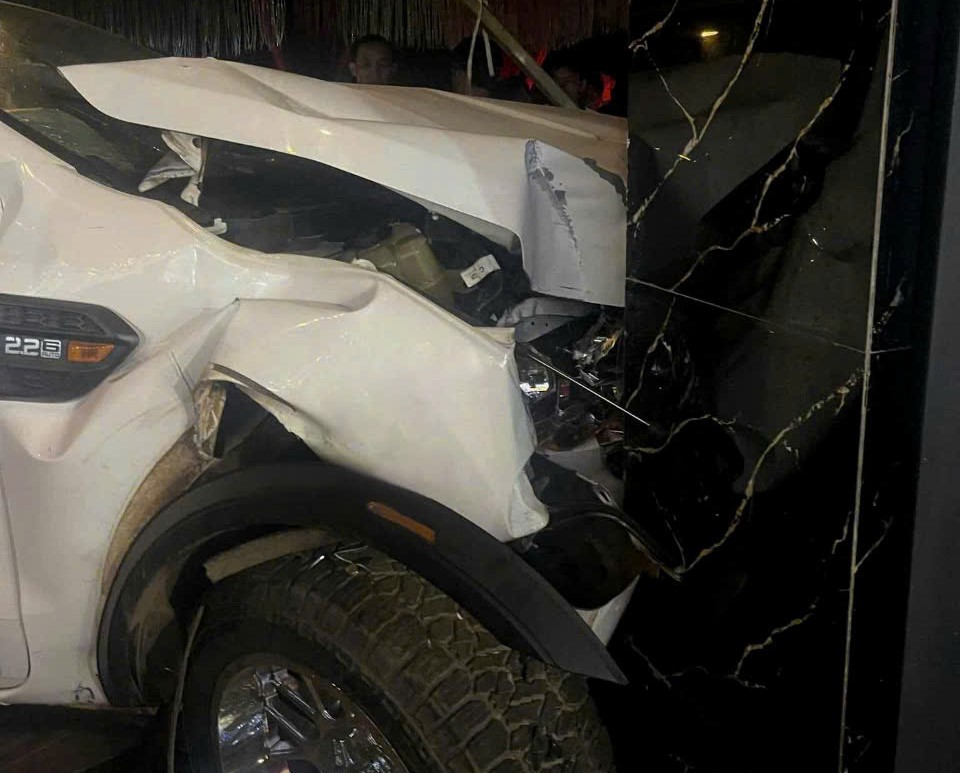 The scene of a pickup truck hitting a house, causing 2 casualties. Photo: Uy Nguyen