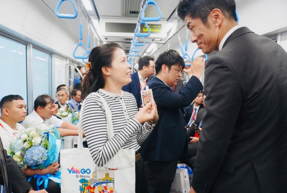 People are excited to use VikkiGO cards to travel by metro. Photo: Organizing Committee