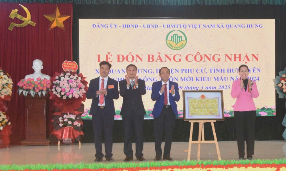 Awarded the certificate of recognition of Quang Hung commune (Phu Cu district, Hung Yen province) meeting the model new rural standards in 2024. Photo: Vu Hue