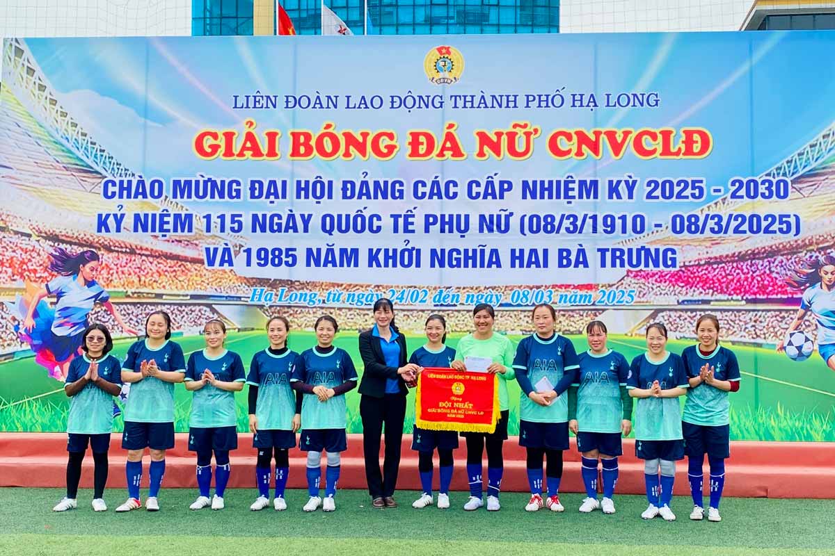 Bà Đặng Thị Kim Chung, Phó Chủ tịch LĐLĐ tỉnh Quảng Ninh trao giải nhất cho đội bóng CĐCS Bệnh viện Đa khoa Hạ Long. Ảnh: LĐLĐ Hạ Long