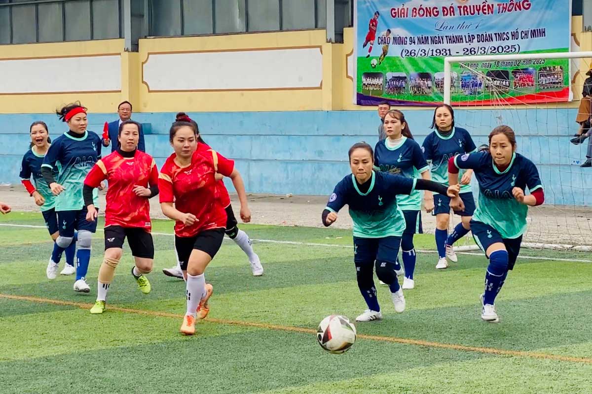 The final match between the Ha Long General Hospital Trade Union and the Dan Chu Commune Trade Union. Photo: Ha Long Labor Federation