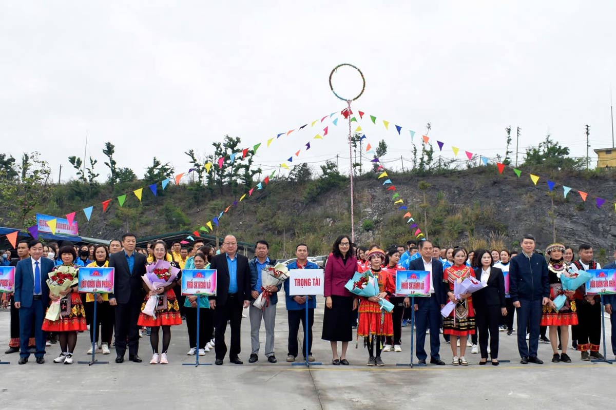 Lãnh đạo công ty Than Núi Béo trao cờ lưu niệm cho các đội tham gia thi đấu. Ảnh: Than Núi Béo