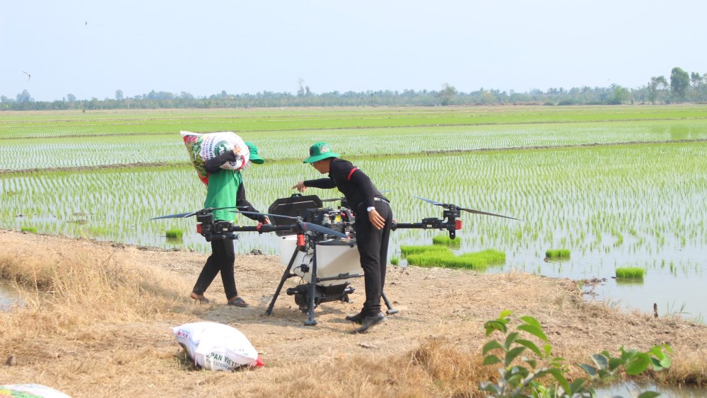 heo nhin nhan, co cau cua drone nong nghiep kha phuc tap tuy nhien viec de so huu, de su dung khien nhieu nguoi co tam ly de dai doi voi thiet bi nay. Anh: Nhom PV.