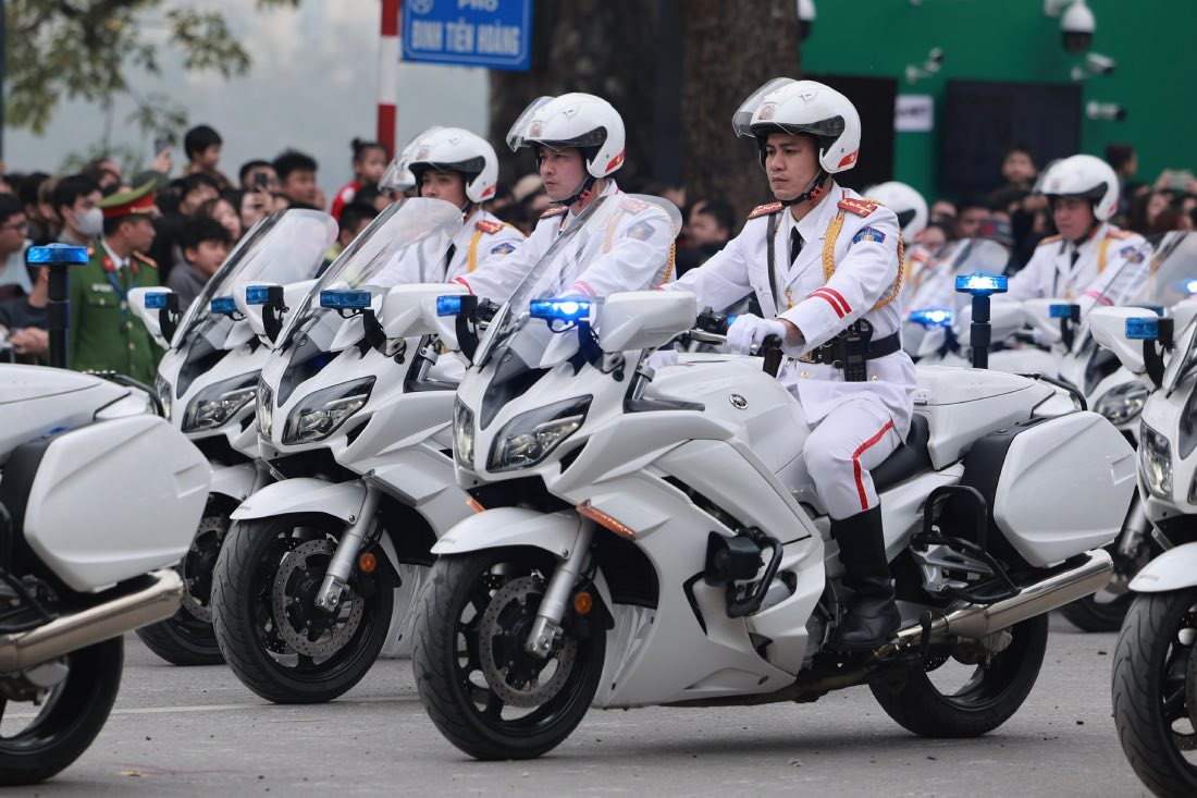 Cac can bo, chien si dieu khien mo to dac chung deu duoc huan luyen bai ban va co nhieu kinh nghiem trong cong tac dan doan lanh dao cap cao. 