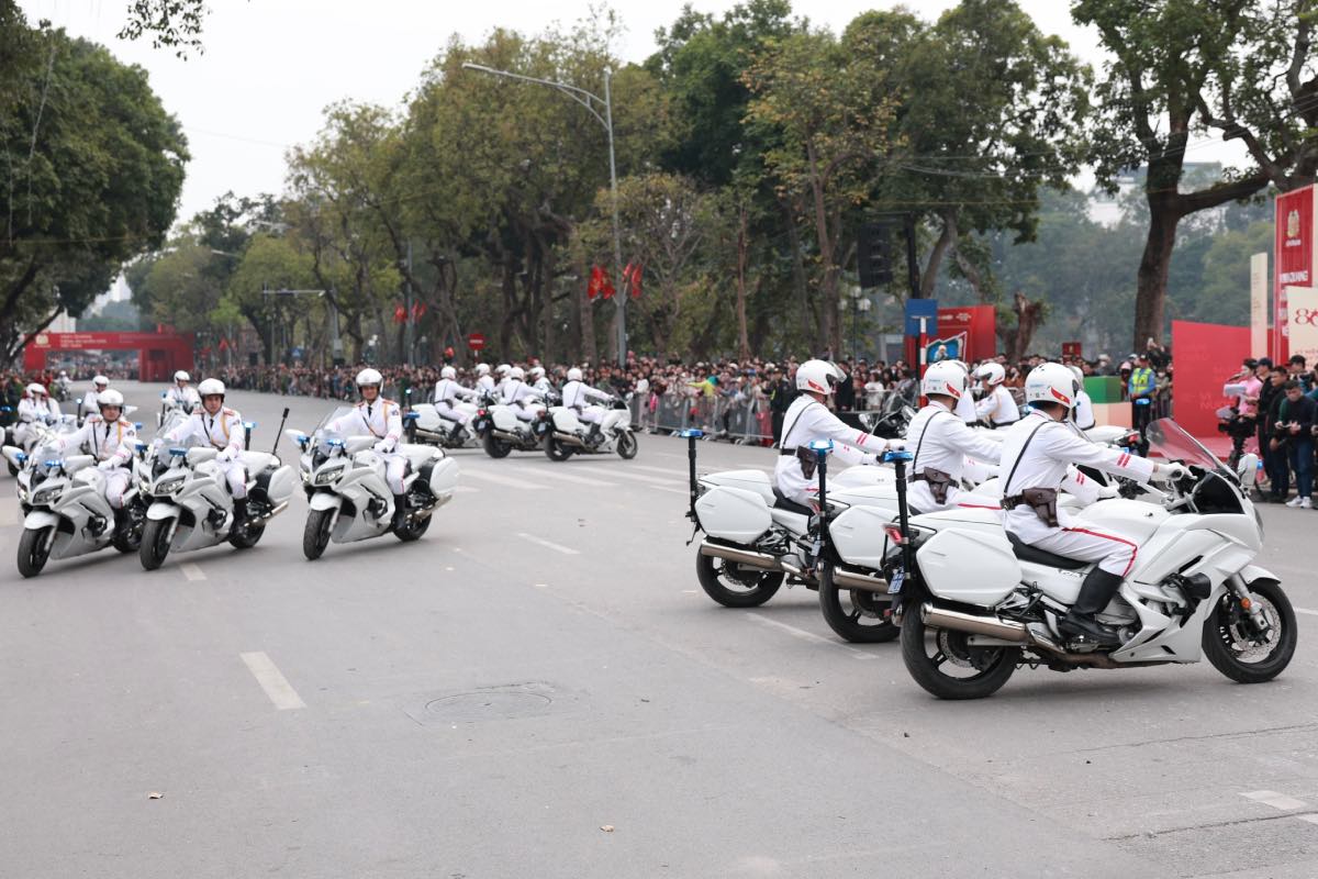 Nhung “chu chien ma” hien dai di chuyen mot cach nhip nhang duoi doi tay dieu luyen cua cac chien si Canh ve. 