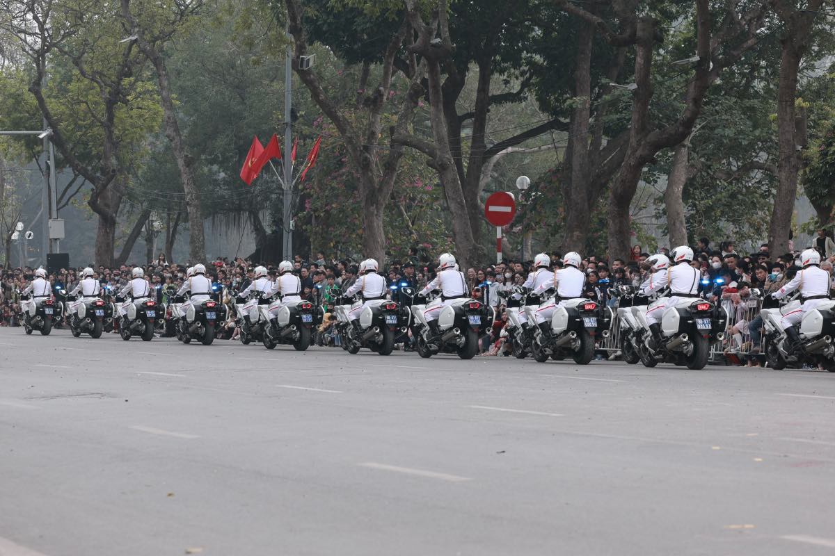 Hang van nguoi dan va du khac thap phuong hao hung don xem. 