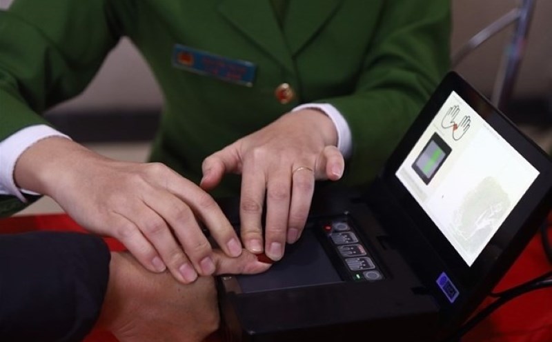 The Commune Police can receive and handle a maximum of 35 administrative procedures, including many procedures related to the issuance and management of ID cards. Photo: Viet Dung