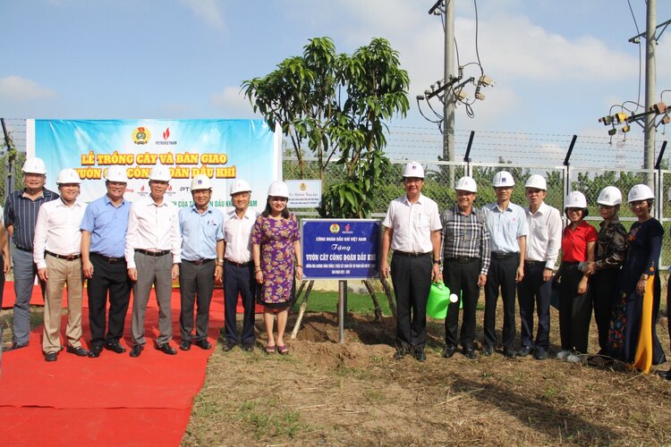 The Vietnam Oil and Gas Trade Union continues to implement the program of planting 3 million trees, for the period 2022-2025. Photo: DKVN Trade Union