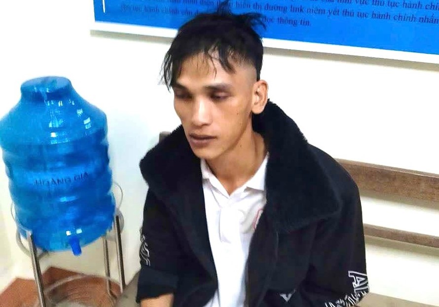 Công an bắt giữ đối tượng Ksor Hinh để làm rõ hành vi đánh cháu nhỏ gây thương tích nặng. Ảnh: Công an 