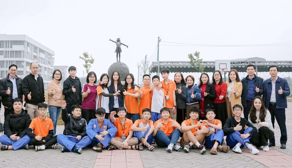 FPT Thanh Hoa Primary, Secondary and High School - a new non-public school has put into operation to organize the launching ceremony for the two teams participating in the final round of the Vex Robotics National Championship and First Tech Challenge in 2024-2025. Photo: FPT