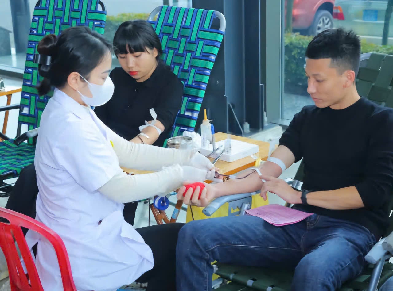 The first "Workers' Red Drops" program in 2025 has attracted more than 500 union members and workers in industrial parks in Ninh Binh province to participate. Photo: Nguyen Truong