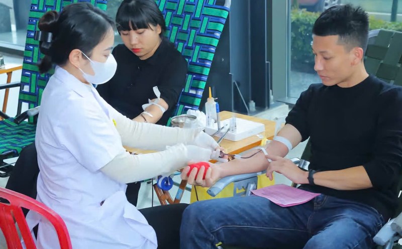 The first "Workers' Red Drops" program in 2025 has attracted more than 500 union members and workers in industrial parks in Ninh Binh province to participate. Photo: Nguyen Truong