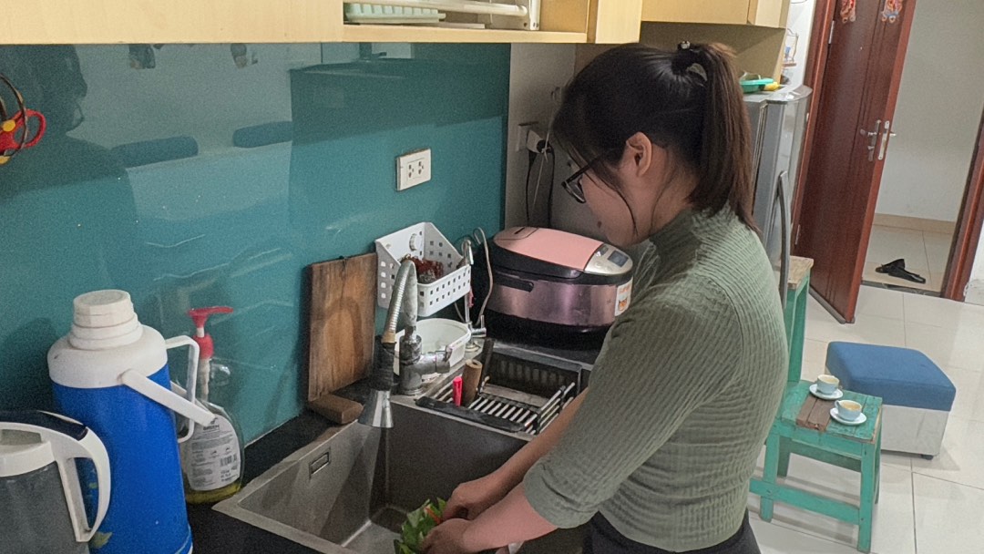 Having bought a social housing unit, Mr. Nguyen Van Thuc and his wife have a more stable life and take better care of their children. Photo: Bao Han