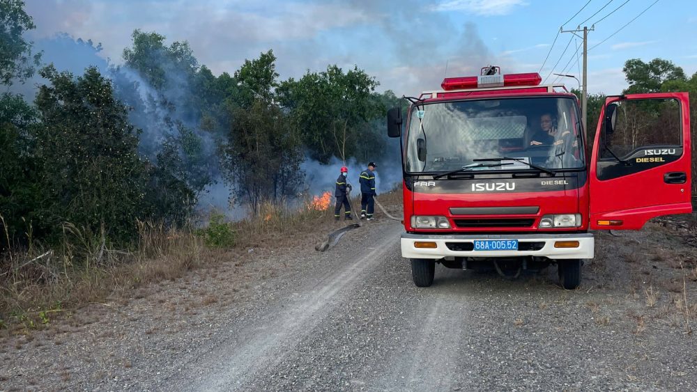 Actively fighting the fire at the project land in Ong Lang hamlet, Cua Duong commune, Phu Quoc city. Photo: Provided by the Forest Rangers