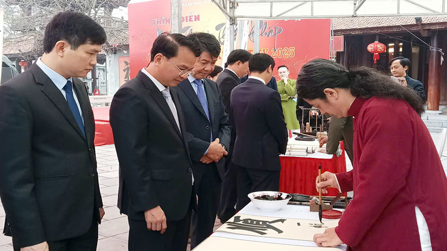 Bi thu Tinh uy Vinh Phuc Dang Xuan Phong duoc cac thu phap gia tang chu dau Xuan. Anh: Cong TTDT Vinh Phuc