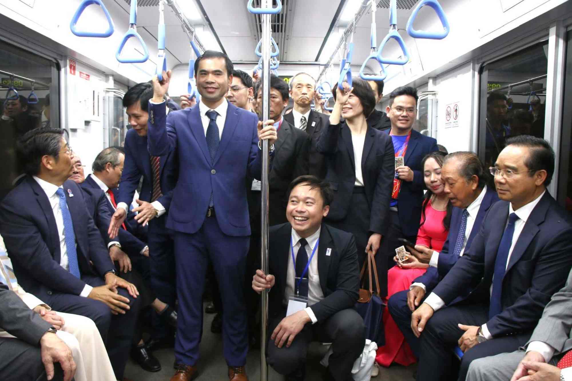 Ho Chi Minh City leaders and representatives of the Japanese Government experienced Metro Line 1 on the inauguration day. Photo: Anh Tu