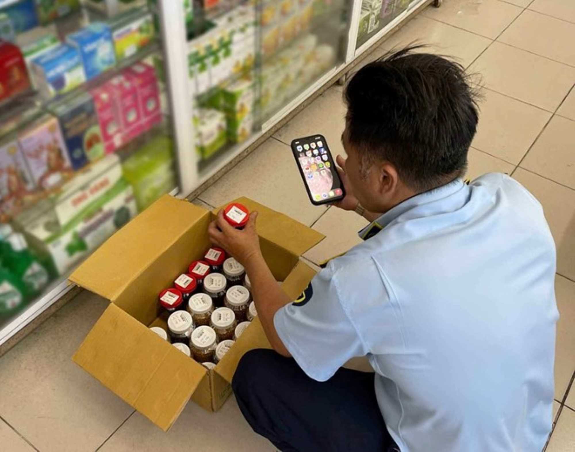 The Ho Chi Minh City Market Management Force inspects a functional food business establishment. Photo: Ngoc Le