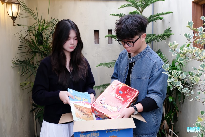 Hanoi Food Rescue members donate late Tet to students in mountainous areas. Photo: Huong Giang