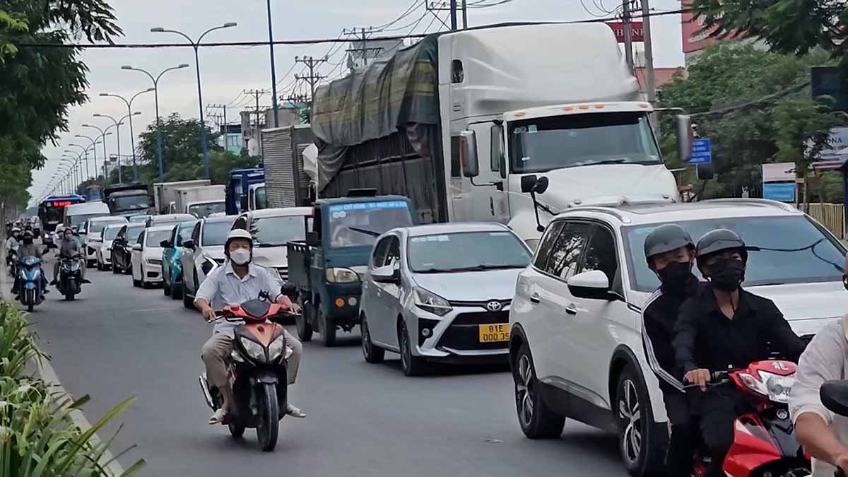 The accident at the intersection of Tran Van Giau - Lang Le Bau Co - Vinh Loc road (Le Minh Xuan commune, Binh Chanh district) left 1 person dead and traffic congested. Photo: Dong Hoang