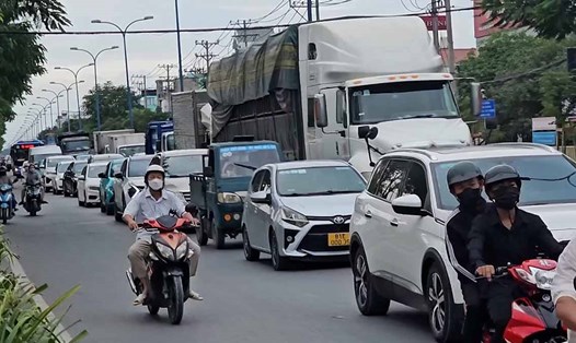 Tai nạn tại giao lộ đường Trần Văn Giàu - Láng Le Bàu Cò - Vĩnh Lộc (xã Lê Minh Xuân, huyện Bình Chánh) khiến 1 người tử vong, giao thông ùn tắc. Ảnh: Đông Hoàng
