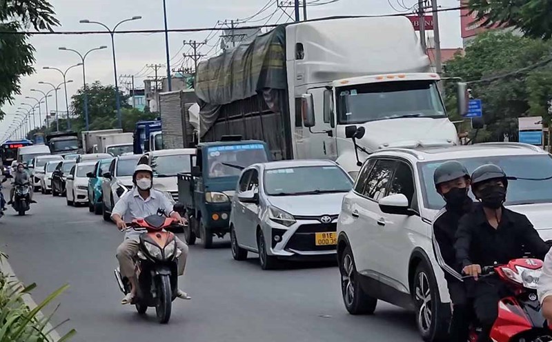 The accident at the intersection of Tran Van Giau - Lang Le Bau Co - Vinh Loc road (Le Minh Xuan commune, Binh Chanh district) left 1 person dead and traffic congested. Photo: Dong Hoang
