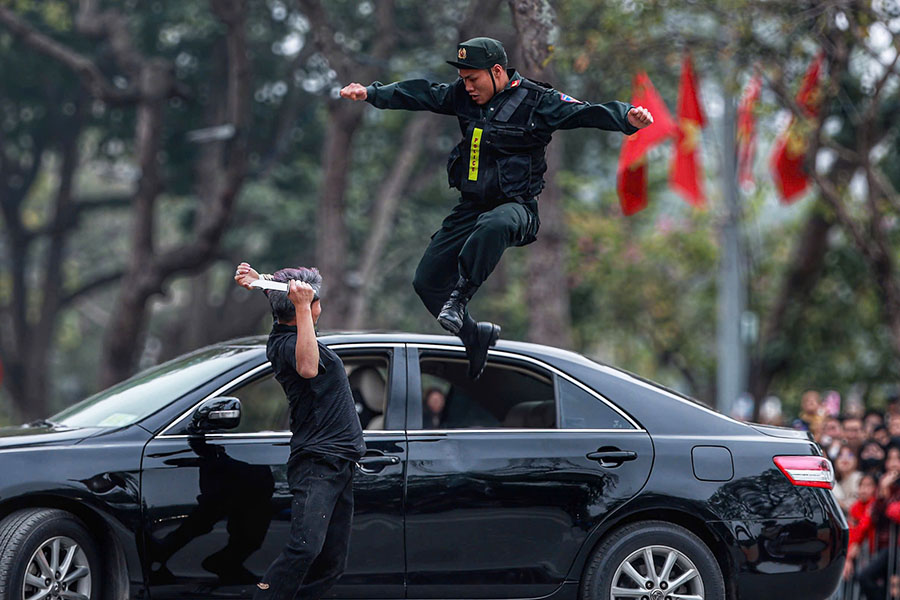 Watch the shocking crime suppression of mobile police