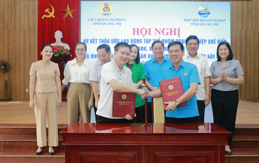 The Quang Tri Provincial Federation of Labor signed a group collective labor agreement for enterprises in Quang Tri province. Photo: Hung Tho