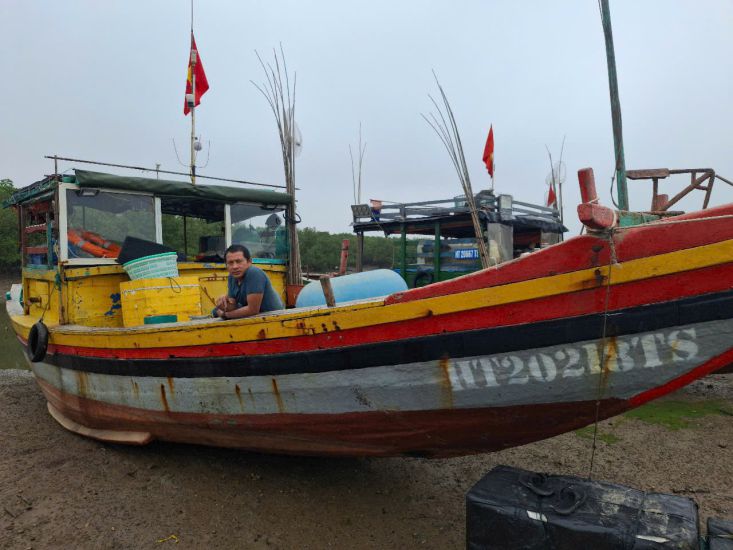 Fisherman Tran Van Chinh shared about not having any accompanying workers, so for the past year, he has had to go out to sea alone, which is both sad and very difficult. Photo: Tran Tuan