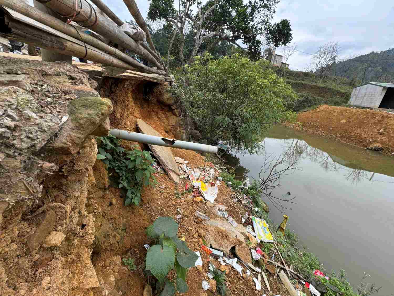 Nhung vet sut lun sau hoam o san nha cua anh Au Van Bao (thon Ban Moi, xa Binh Trung, huyen Cao Loc). Anh: Khanh Linh