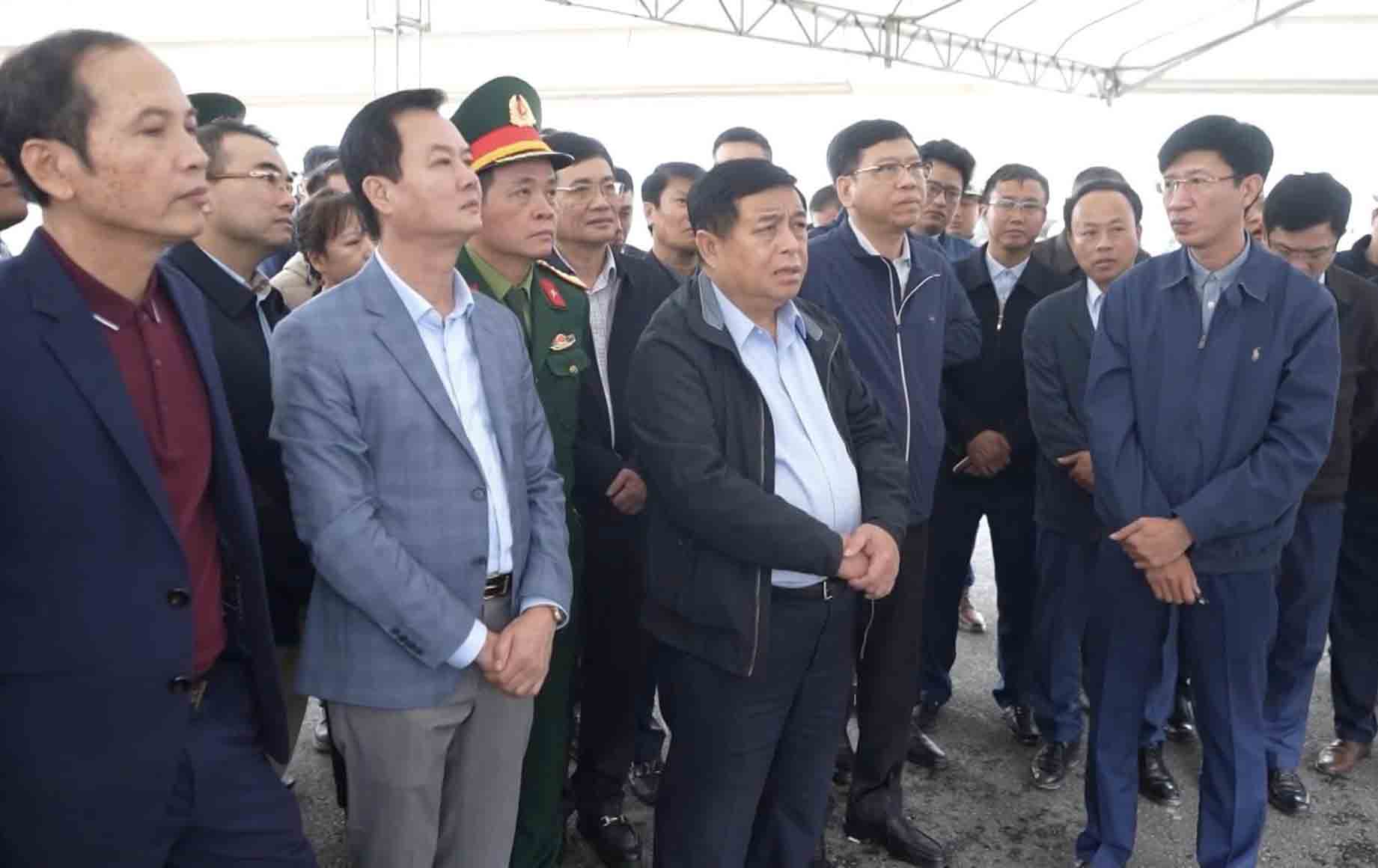 Deputy Prime Minister Nguyen Chi Dung and the working delegation inspected the North-South Expressway construction site in Ha Tinh. Photo: Quang Tien.