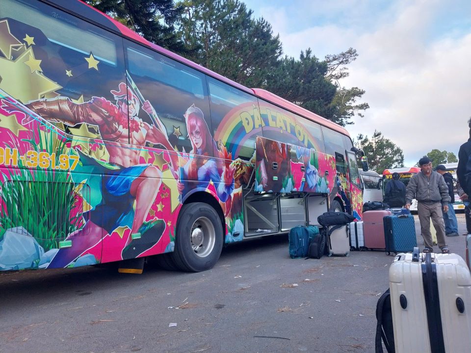 The situation of picking up and dropping off guests in the inner city of Da Lat City. Photo: Minh An