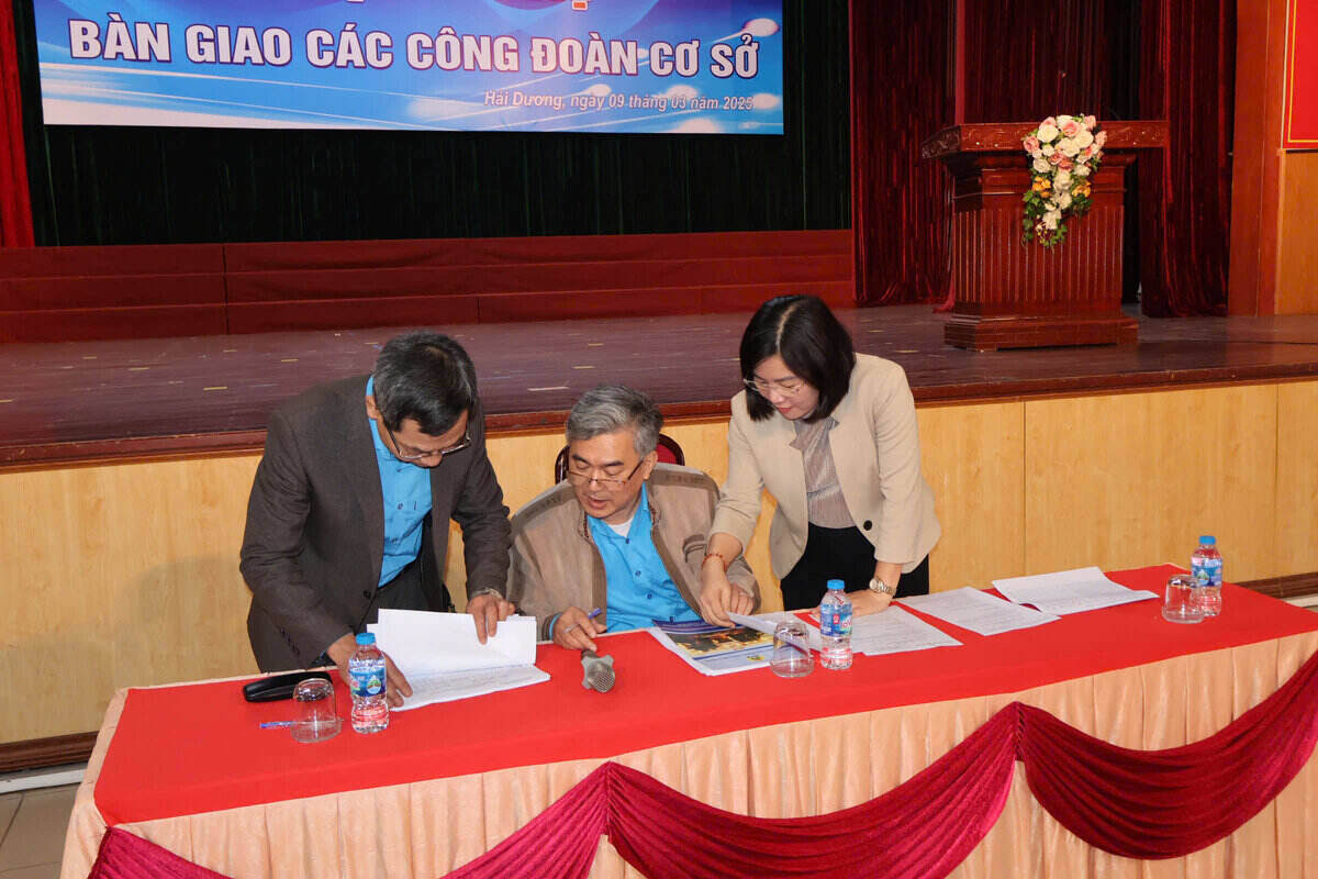 Hai Duong Trade Union handed over and rearranged the organization. Photo: Mai Huong