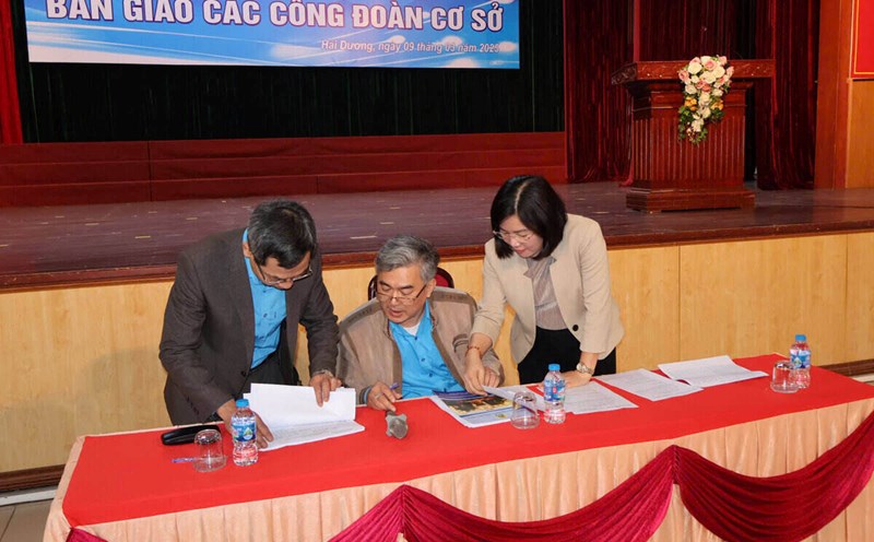 Hai Duong Trade Union handed over and rearranged the organization. Photo: Mai Huong