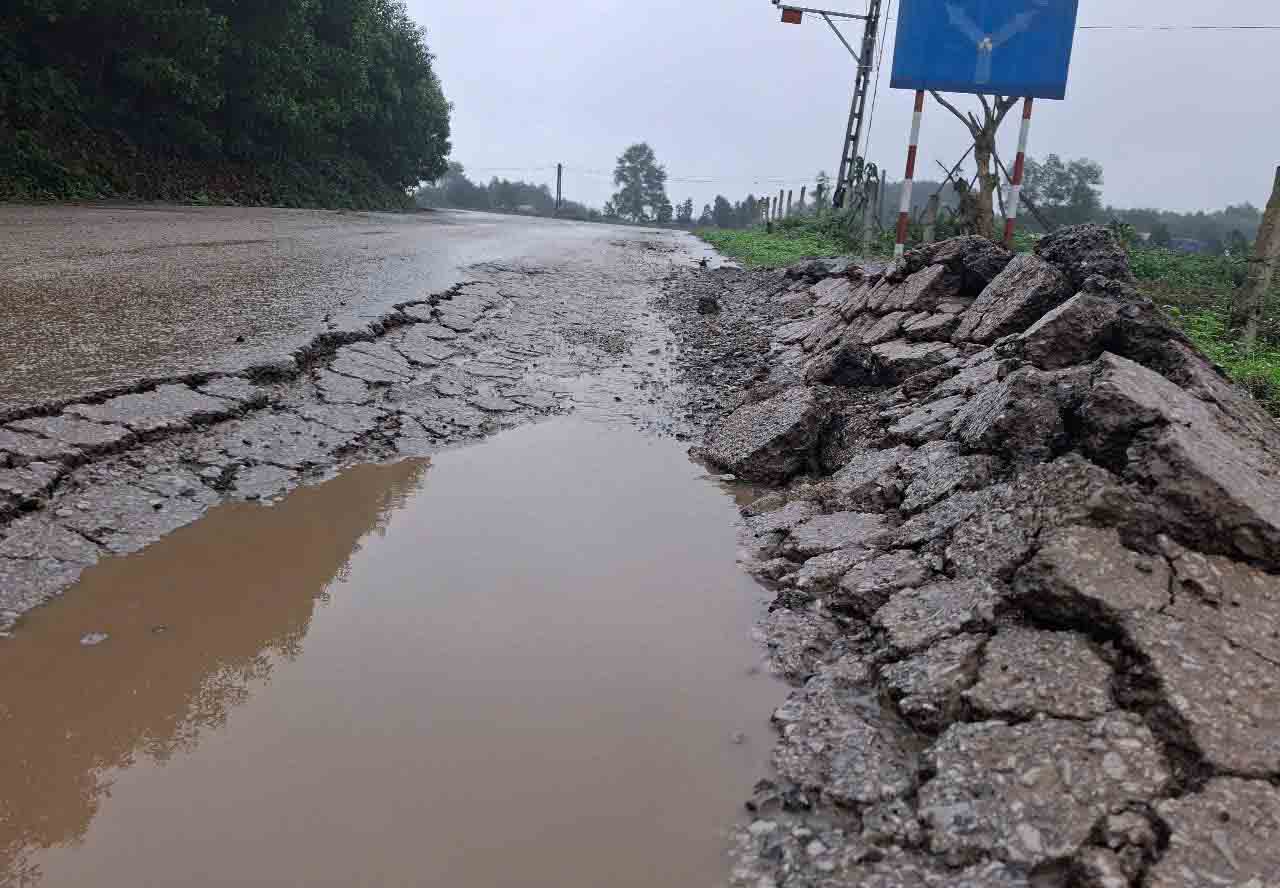 Đoạn đường có những vị trí hằn lún, dồn lớp thảm nhựa lên cao. Ảnh: Trần Tuấn.