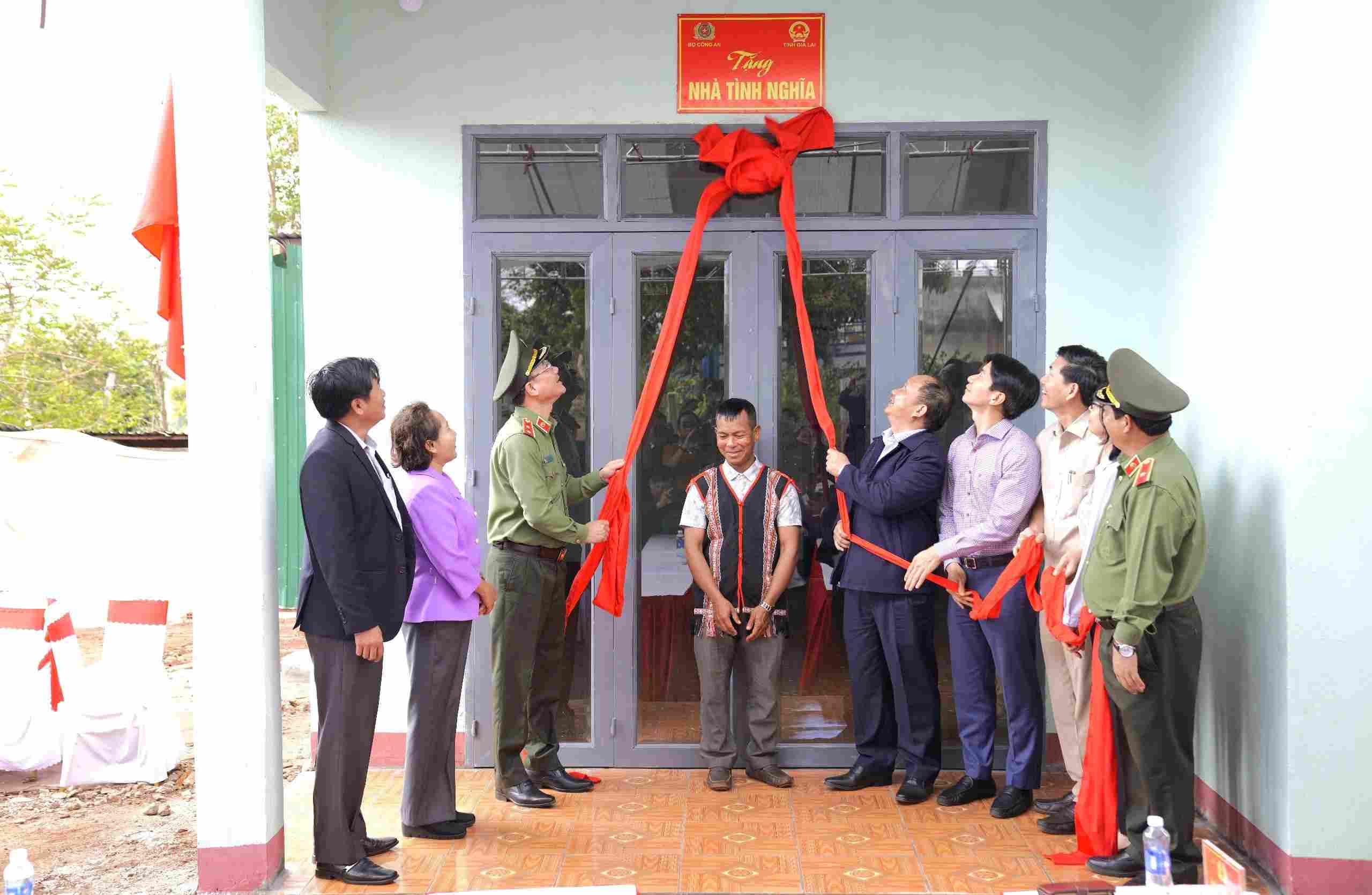 Leaders of Gia Lai province and the Ministry of Public Security held a house handover ceremony for Mr. Hyon. Photo: THANH TUAN