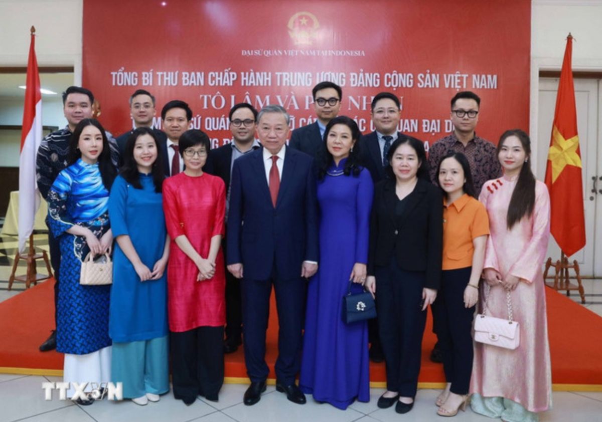 General Secretary To Lam and his wife and delegates. Photo: VNA