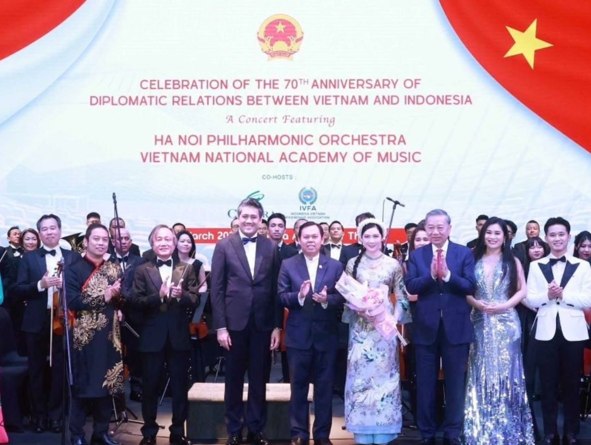 General Secretary To Lam presented flowers to the artists. Photo: VNA