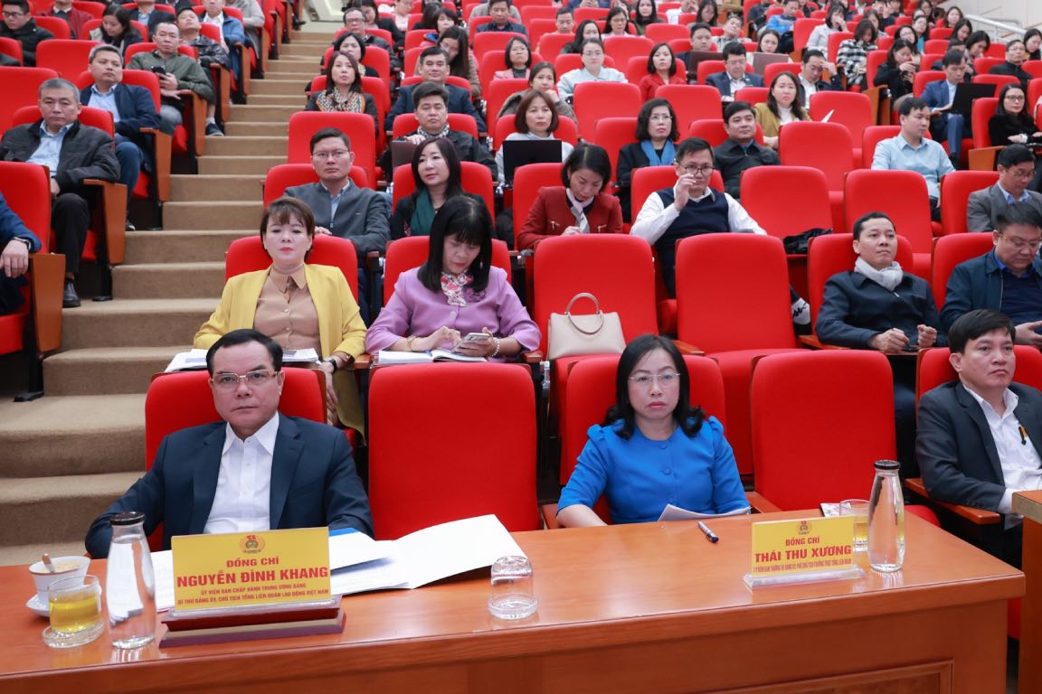 El compañero Nguyen Dinh Khang - Comisionado Central del Partido, Secretario del Comite del Partido, Presidente de la Union General de Trabajadores de Vietnam - asistio a la conferencia de investigacion, estudio, estudio profundo, propaganda de la Resolucion del Partido en la sede de la Union General de Trabajadores de Vietnam. Imagen de la pagina web de la Universidad de Hong Kong