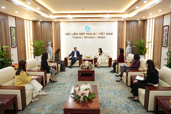 Ba Tran Lan Phuong, Pho Chu tich Hoi LHPN Viet Nam va ong Binu Jacob, Tong Giam doc Nestle Viet Nam cung can bo hai ben tai buoi lam viec. Anh: Nestle Viet Nam