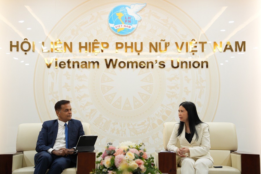 Ba Tran Lan Phuong, Pho Chu tich Hoi LHPN Viet Nam (ben phai) va ong Binu Jacob, Tong Giam doc Nestle Viet Nam (ben trai) tai buoi lam viec. Anh: Nestle Viet Nam