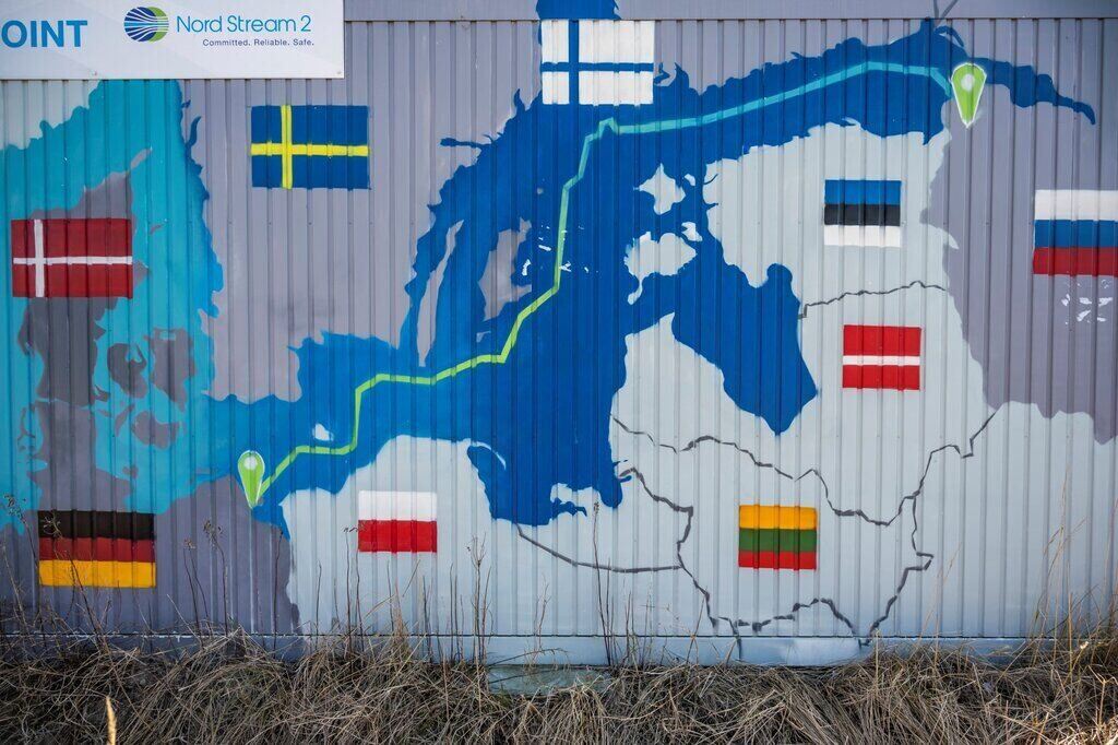 Mapa que muestra el gasoducto Nord Stream 2 dibujado en un contenedor en el complejo industrial de Lubmin, en el noreste de Alemania. Imagen de AFP