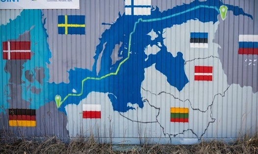 Bản đồ hiển thị đường ống dẫn khí Nord Stream 2 được vẽ trên container tại khu công nghiệp Lubmin, đông bắc nước Đức. Ảnh: AFP