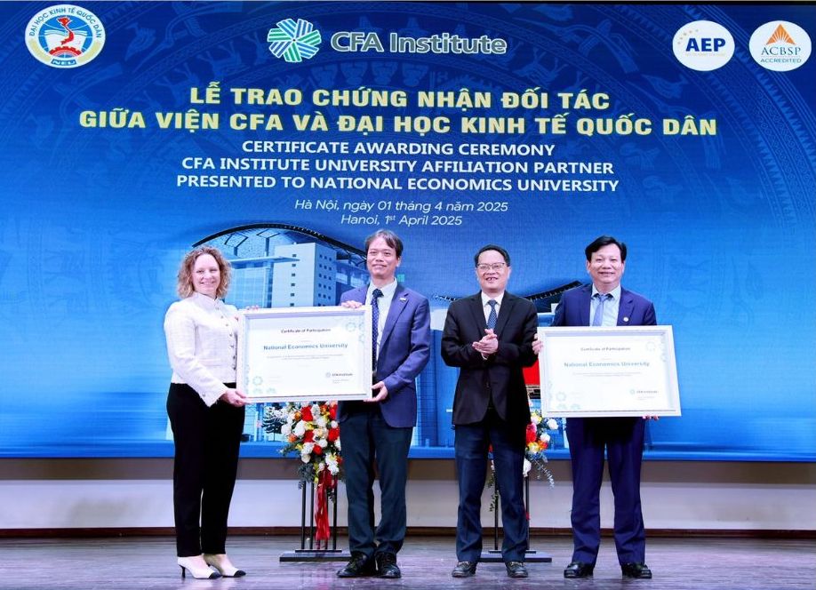 Ceremonia de entrega de la certificacion de la asociacion entre el Instituto CFA (Estados Unidos) y la Universidad de Economia Nacional. Imagen de Fu Linh