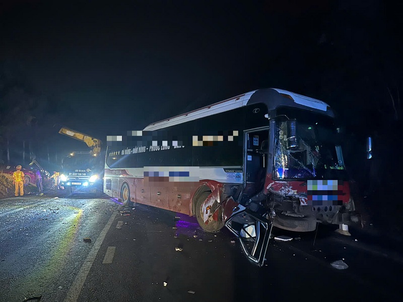 La parte delantera del vehiculo sufrio daños graves tras chocar con el automovil. Foto: suministrada por la policia