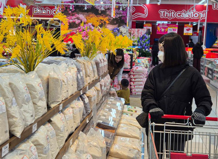 The prices of some types of retail rice at supermarkets and traditional markets are trending up. Photo: Phan Anh