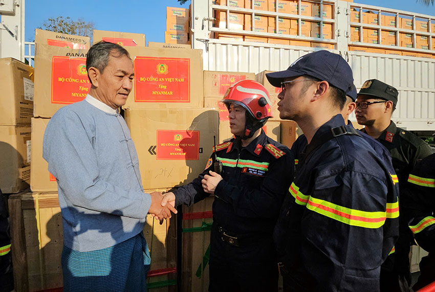 Colonel Nguyen Minh Khuong (red hat team) - Head of the working delegation of the Vietnamese Ministry of Public Security presented medicine and medical equipment to the representative of the Ministry of Social Welfare, Relief and Resettlement of Myanmar. Photo: Le Hoang